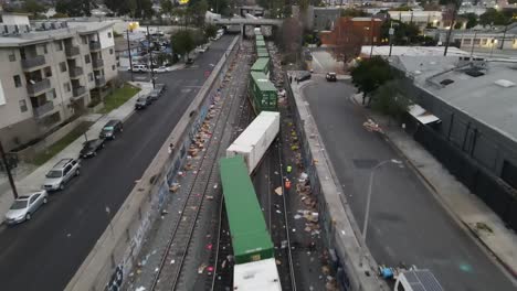 Entgleiste-Zug-Nach-Groß-Angelegtem-Paketdiebstahl