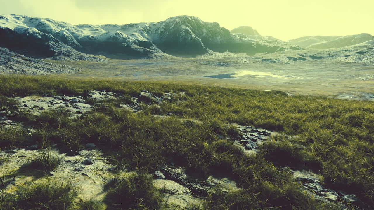 campos de hierba seca y montañas en nepal