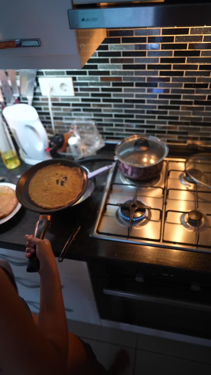 부 에서 요리 하는 여자