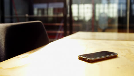 teléfono inteligente en el escritorio de la oficina