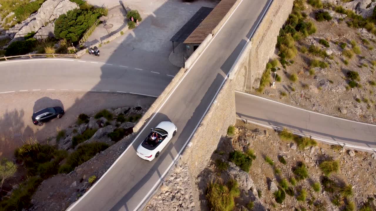 conducción de automóviles en carretera de montaña en nus de sa corbata, mallorca