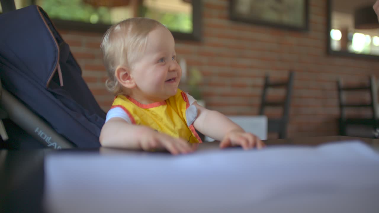 Bambina piccola che mangia la pappa