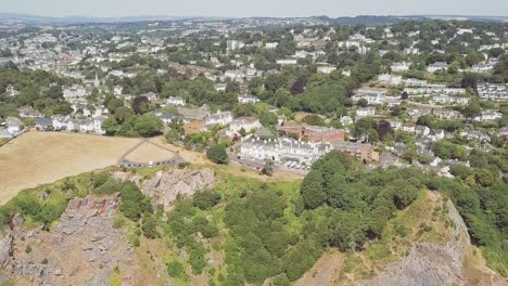 Toma-Aérea-De-Un-Pequeño-Pueblo,-Revelando-Vistas-Al-Océano