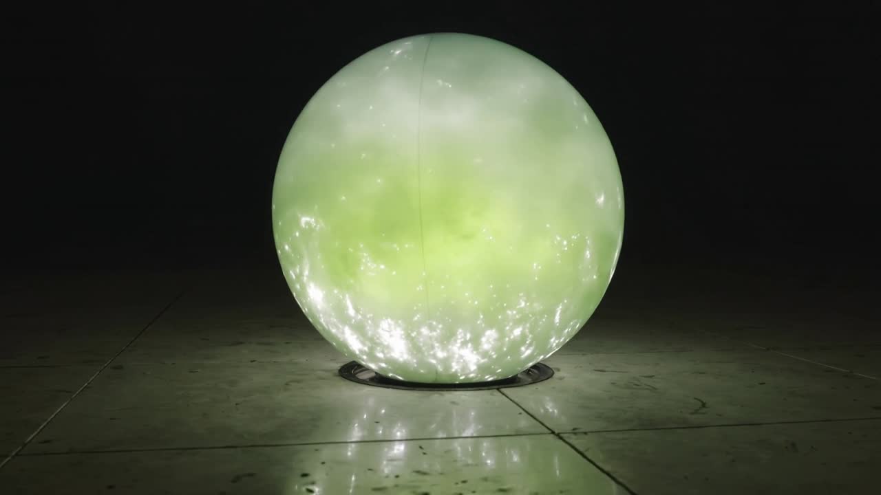 Exibindo esfera brilhante pulsando um brilho verde em piso de azulejos para display com base