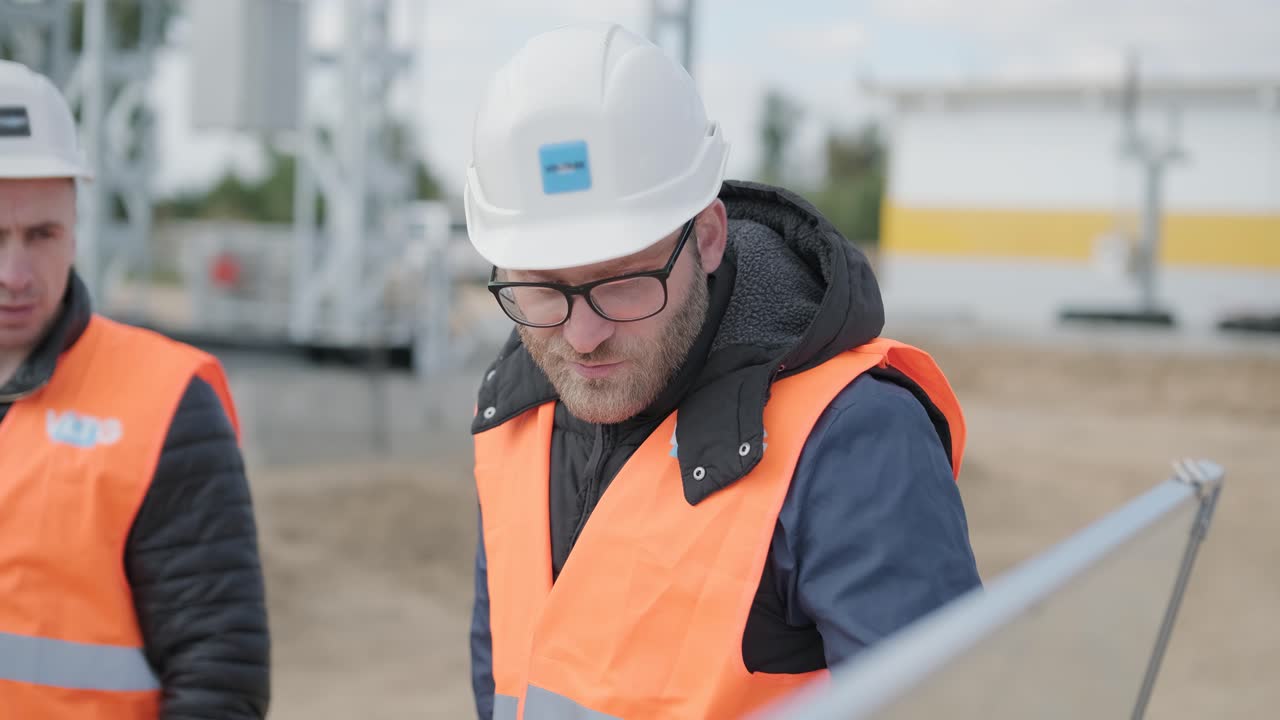 ingenieros supervisan la construcción de una subestación de transformador