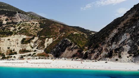 playa escénica de myrtos en kefalonia, grecia - toma aérea de drones