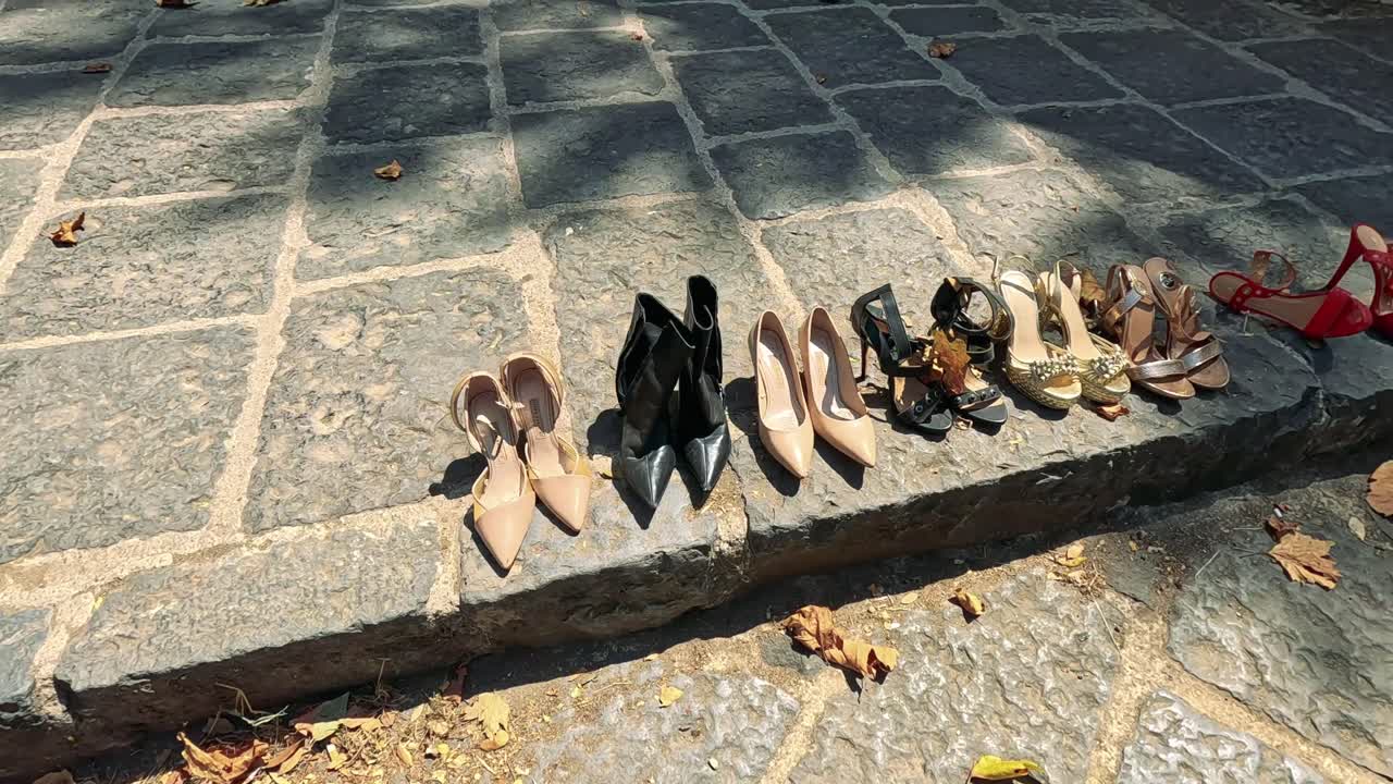 빛 에 있는 자갈 돌 도로 에 배열 된 발 뒤꿈치