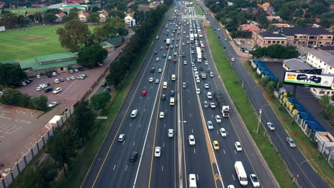 más coches en la carretera aumenta la congestión