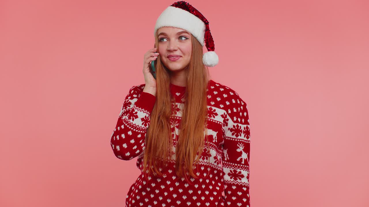 niña en navidad santa suéter haciendo llamadas de teléfono móvil enviando deseos felicitar a familiares amigos