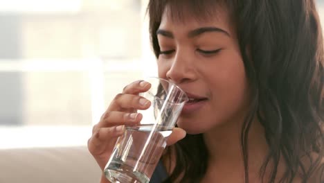 Mujer-Bebiendo-Un-Vaso-De-Agua