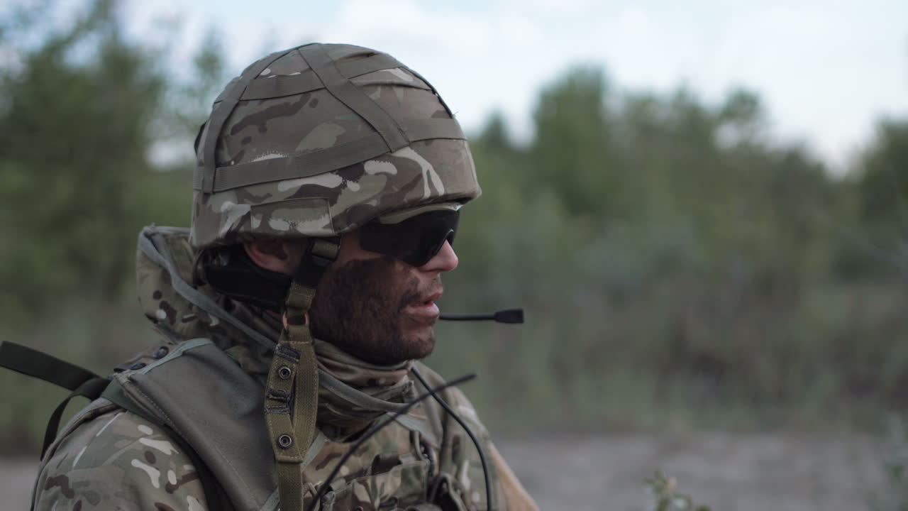 soldado con uniforme de camuflaje