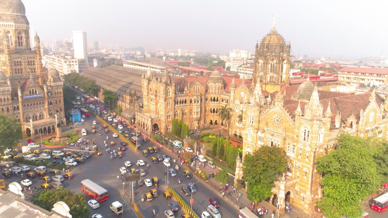 uma foto de drone do terminal chhatrapati shivaji maharaj e dos edifícios históricos da corporação municipal na área do forte no sul de bombaim