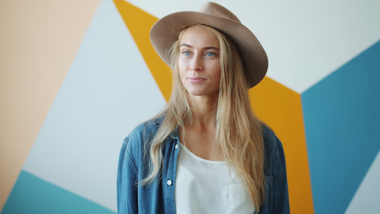 una mujer saludando.