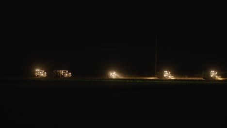cosecha mecanizada masiva del campo de arroz por la noche