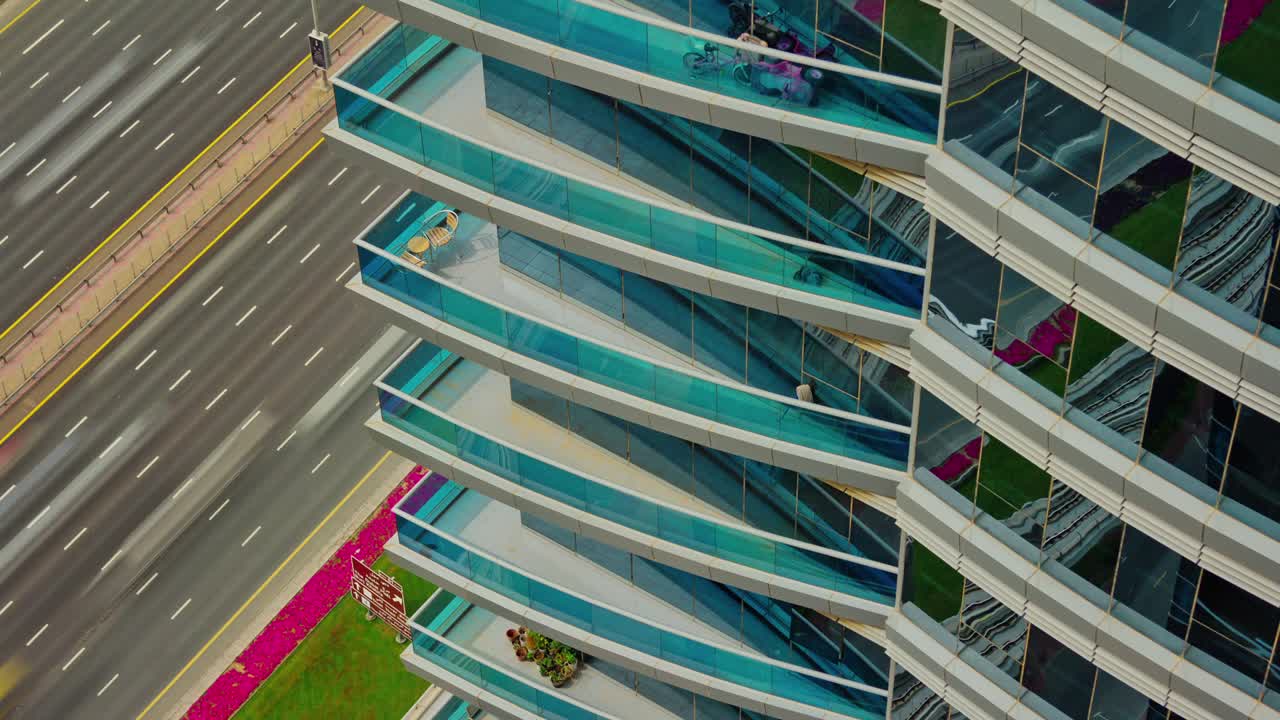 día tráfico de dubai calle hotel balcón techo vista superior 4k lapso de tiempo emiratos árabes unidos