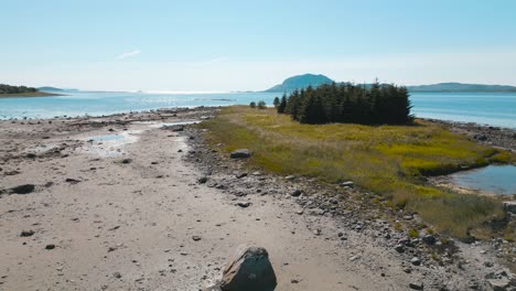 Norwegische-Landschaft-An-Einem-Sonnigen-Tag-Im-Helgeland-Archipel