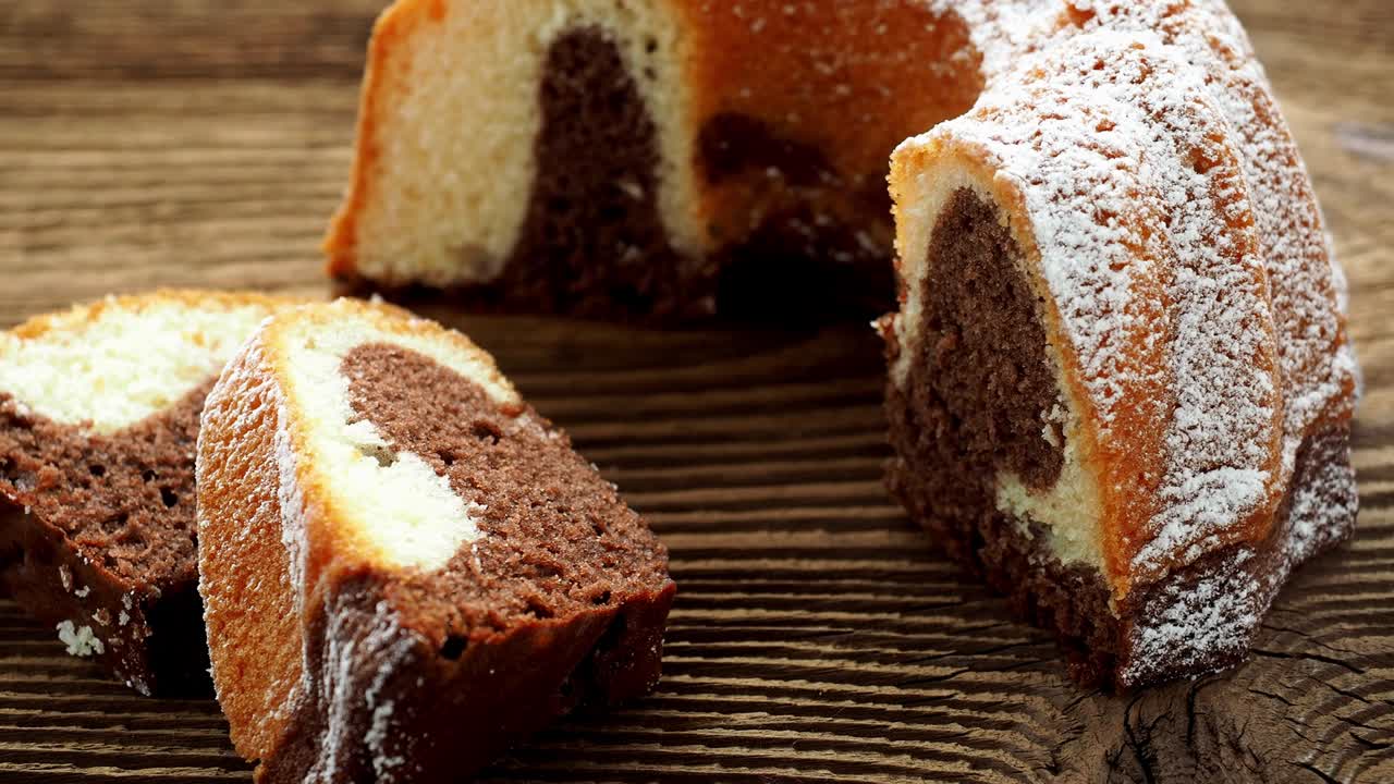 pastel de mármol casero tradicional. pastel de marmol en rodajas en una mesa de madera