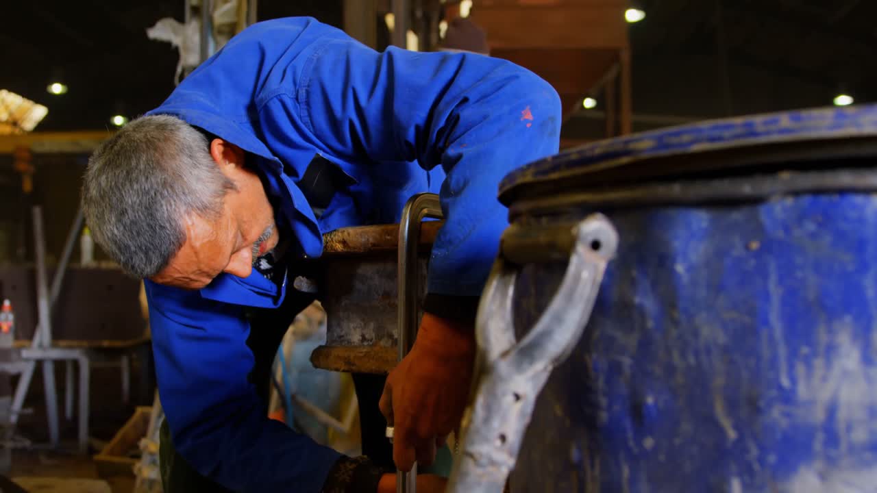 trabajador masculino fijando la pinza en el molde en el taller 4k