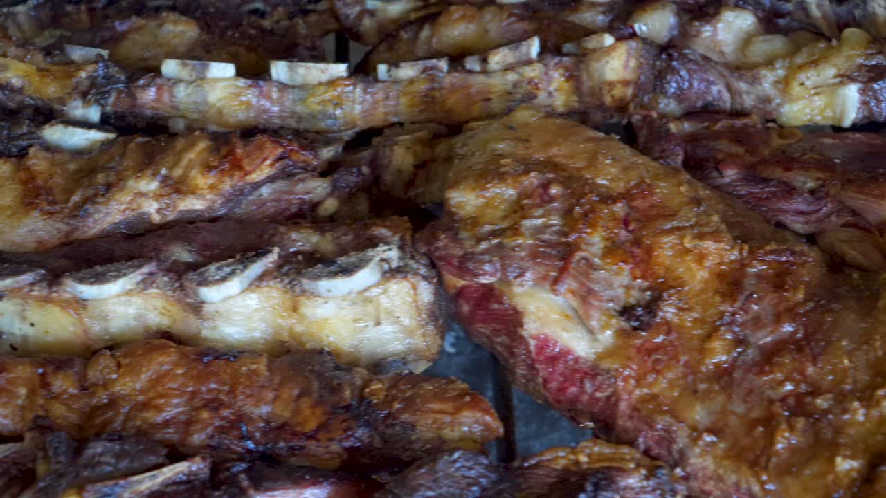 trozos crujientes de pollo y ternera asados sobre brasas humeantes