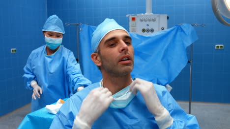 retrato de un cirujano en la sala de operaciones