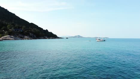 Siguiendo-Un-Barco-En-La-Playa-De-Crystal-Bay-En-Koh-Samui,-Tailandia,-Con-Un-Dron