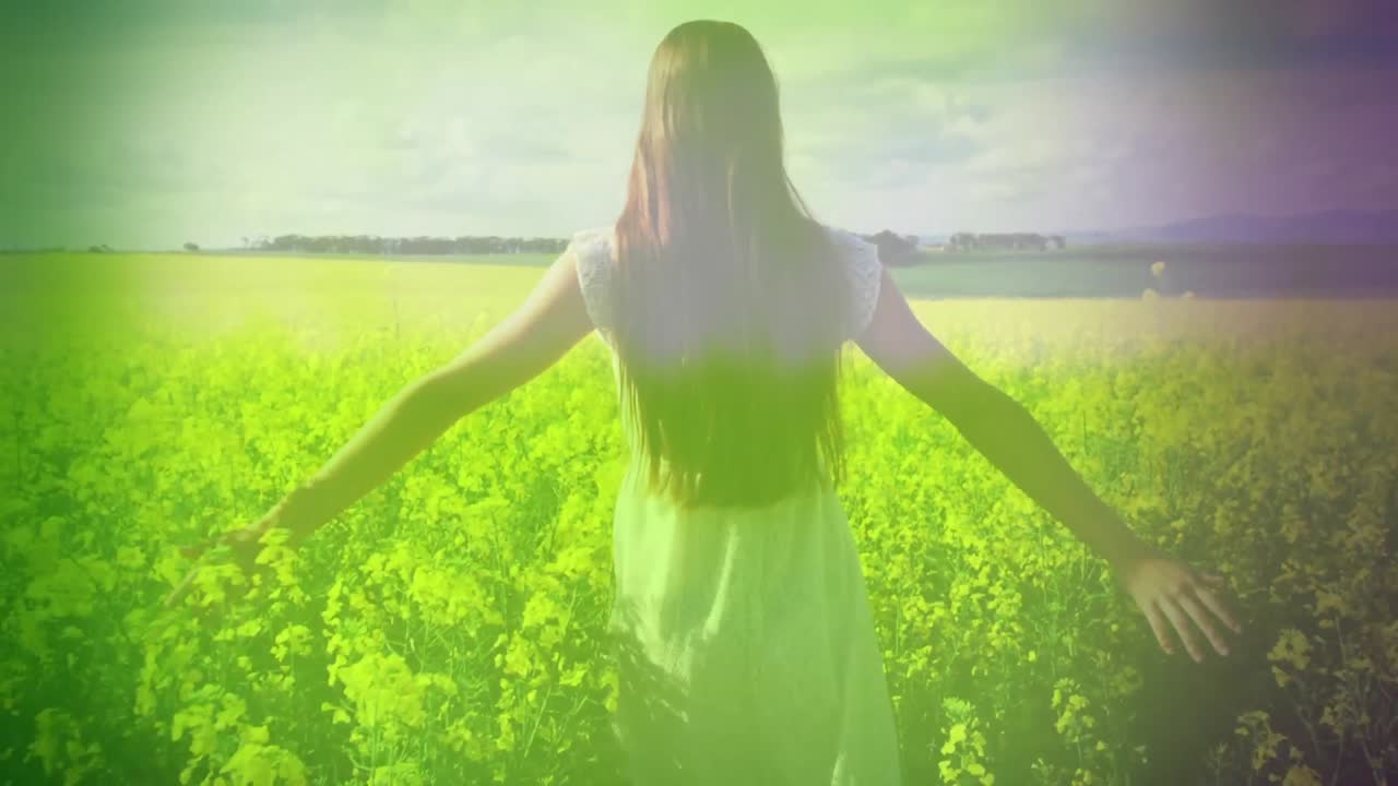 ⁇ 는 동안 팔을 펴고 있는 여자