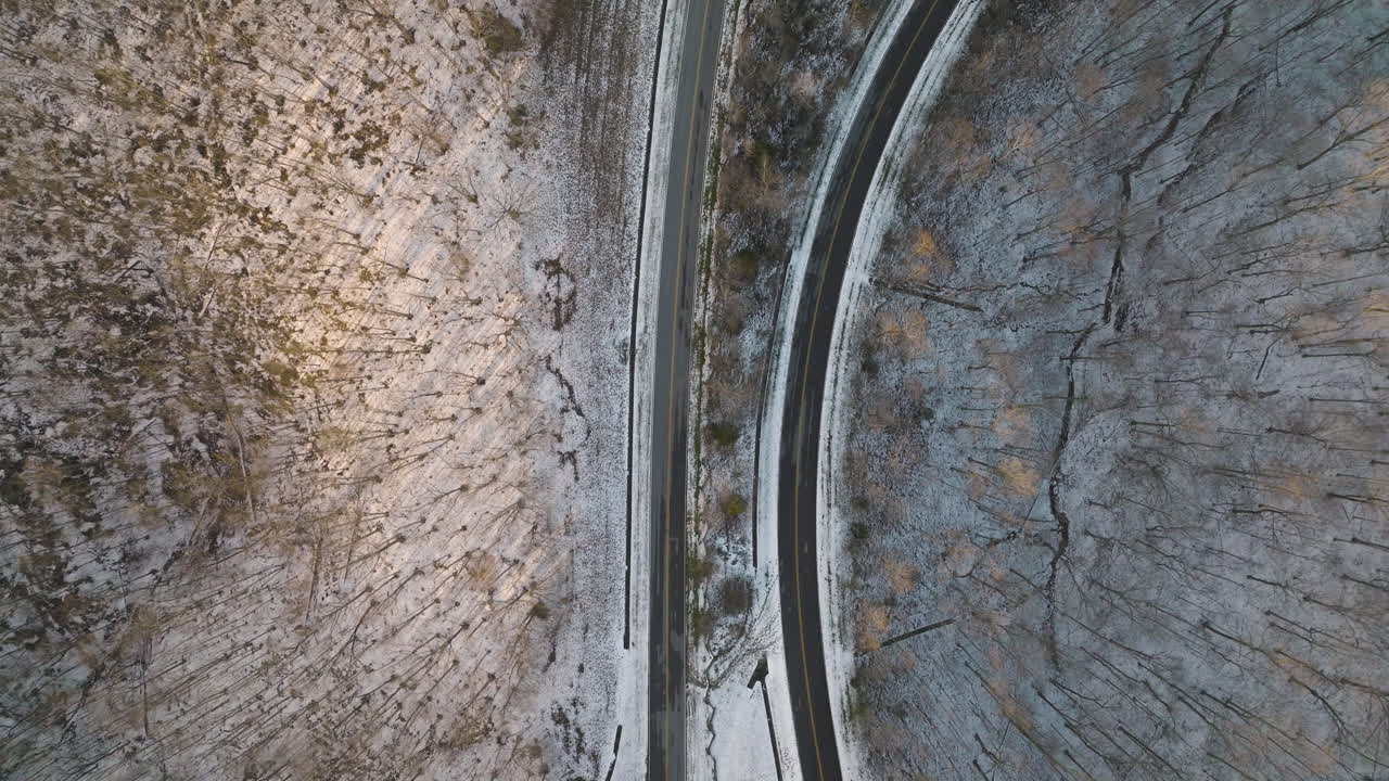 птичий взгляд прямо над кривой и прямым участком natchez trace живописное шоссе и лес, покрытый снегом