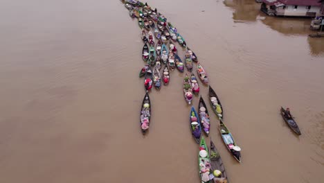 Sobre-El-Tradicional-Mercado-Flotante-Lok-Baintan-Kalimantan-En-El-Río-Marrón,-Antena