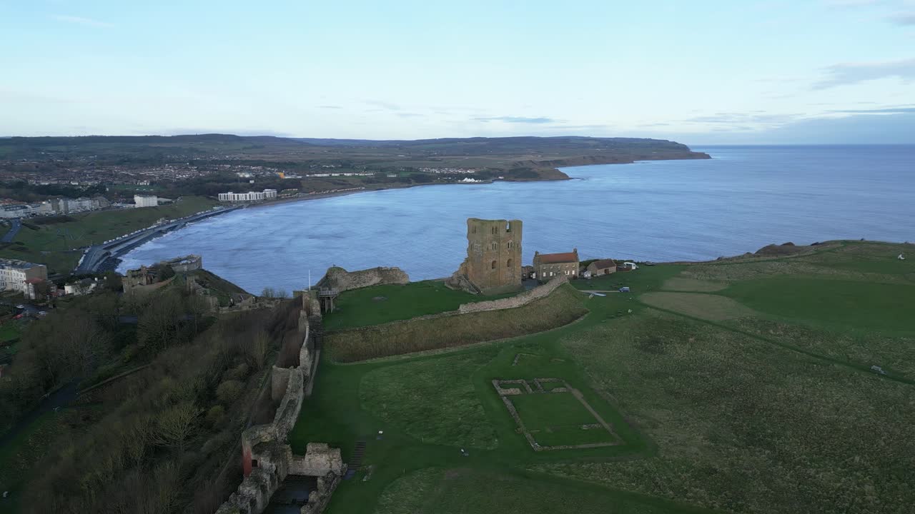 Ripresa aerea dall'alto del castello di Scarborough durante la sera a Scarborough, North Yorkshire, Regno Unito.