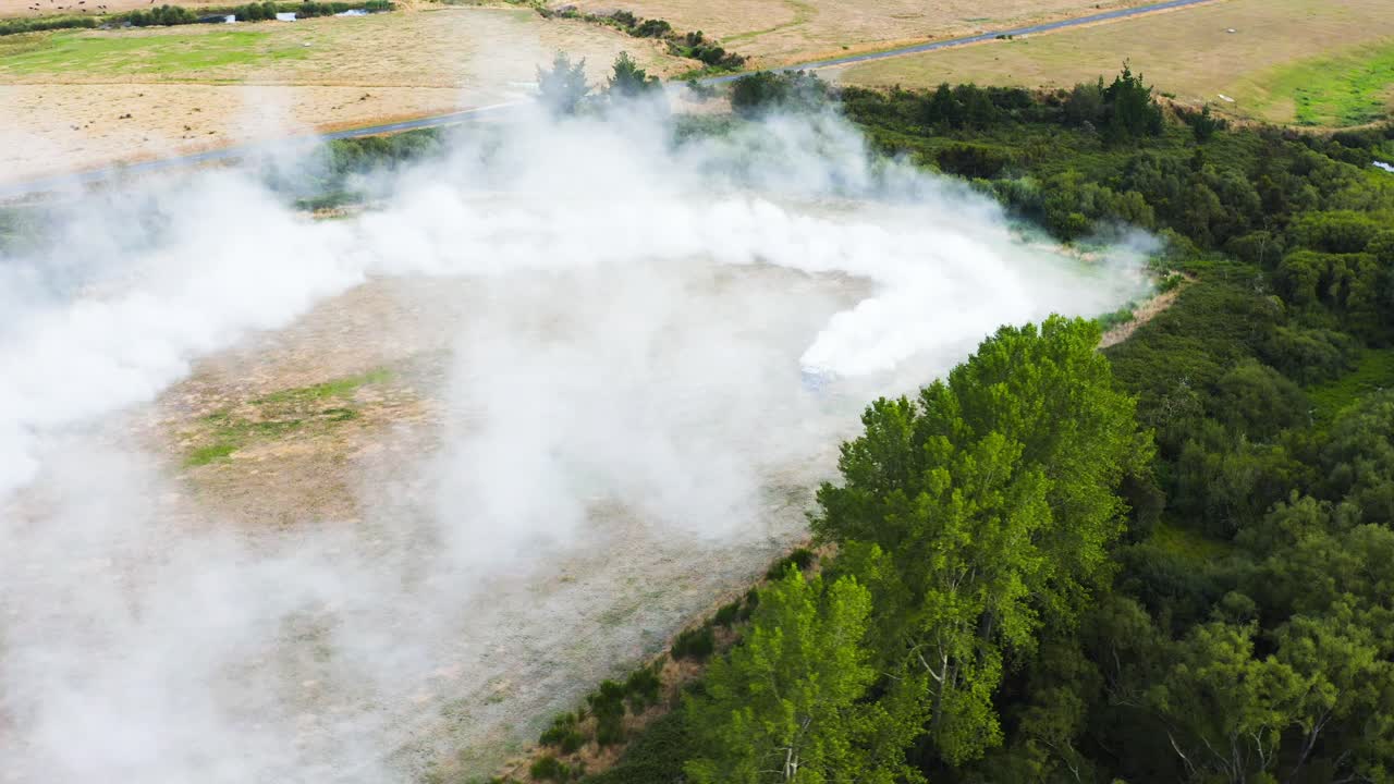 camión rociando fertilizante blanco en tierras cultivables para ayudar a la producción de cultivos, antena