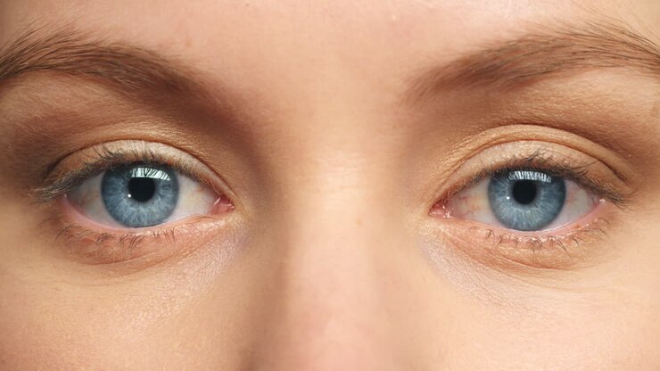 Mujer de ojos azules, enfoque y visión en el cuidado ocular