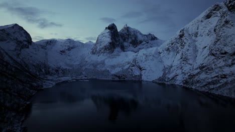 Luftaufnahme-Der-Schönen-Landschaft-Des-Schneebedeckten-Berges-Norwegens-Im-Winter