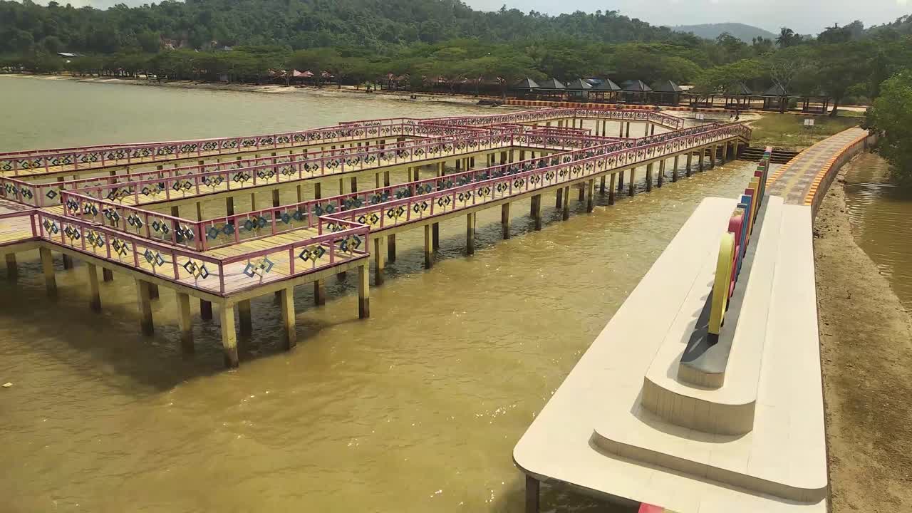 atmósfera en el borde de la playa de nambo, kendari, sureste de sulawesi, indonesia