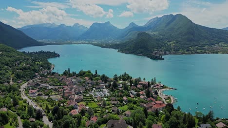 lago azul de annecy, montañas verdes y paisaje urbano de talloires en los alpes franceses - antena