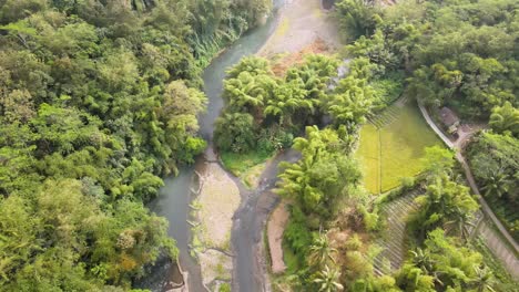 Alto-Vuelo-Circular-De-Drones-Sobre-El-Río-Elo-En-Java-Central,-Indonesia