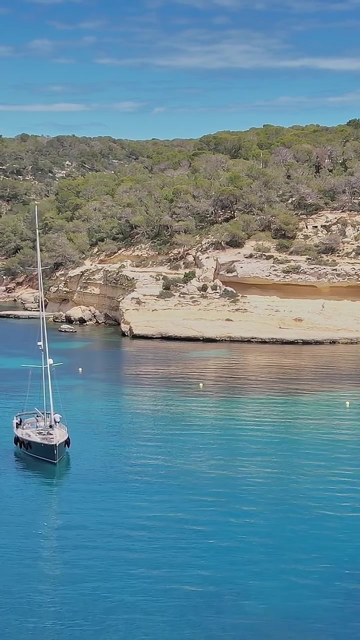 Esplorando la costa e le acque di VertMall in Spagna dall'alto