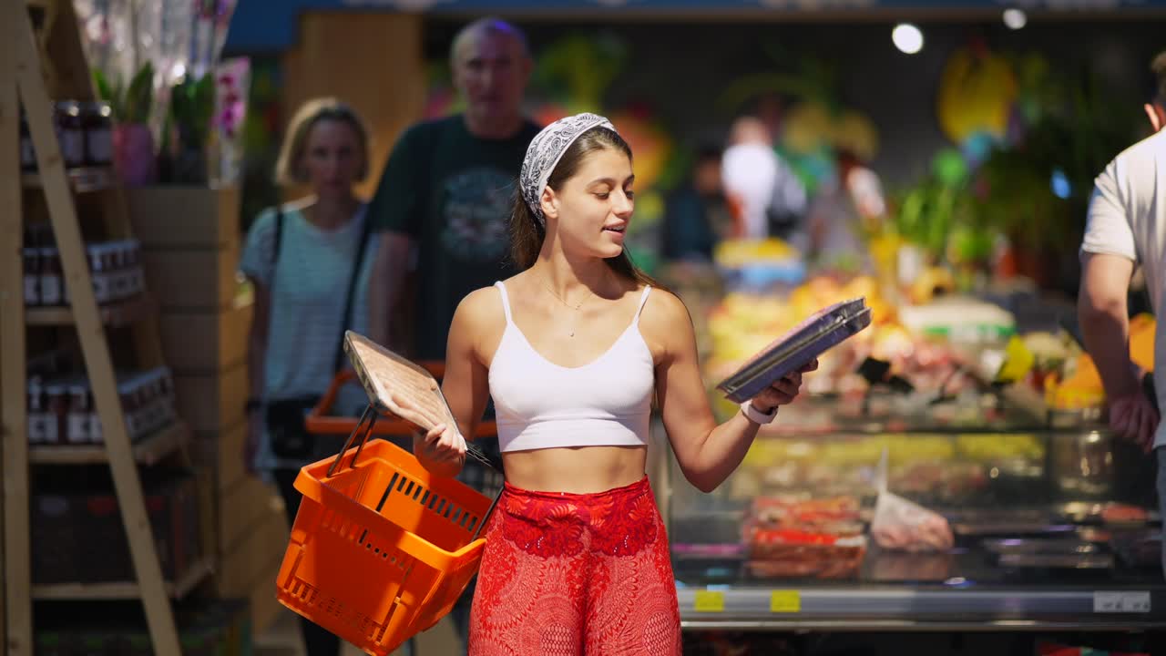 식료품 가게 에서 고기 를 구입 하는 여자