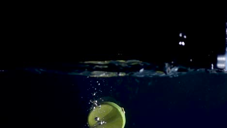 video inverso en cámara lenta de alta fps de una rodaja de limón salpicando en el agua