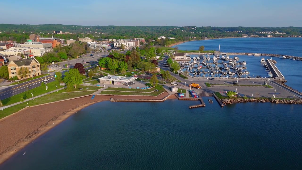 Vista aerea del centro di Traverse City che mostra la spiaggia, il porto e il Lago Michigan
