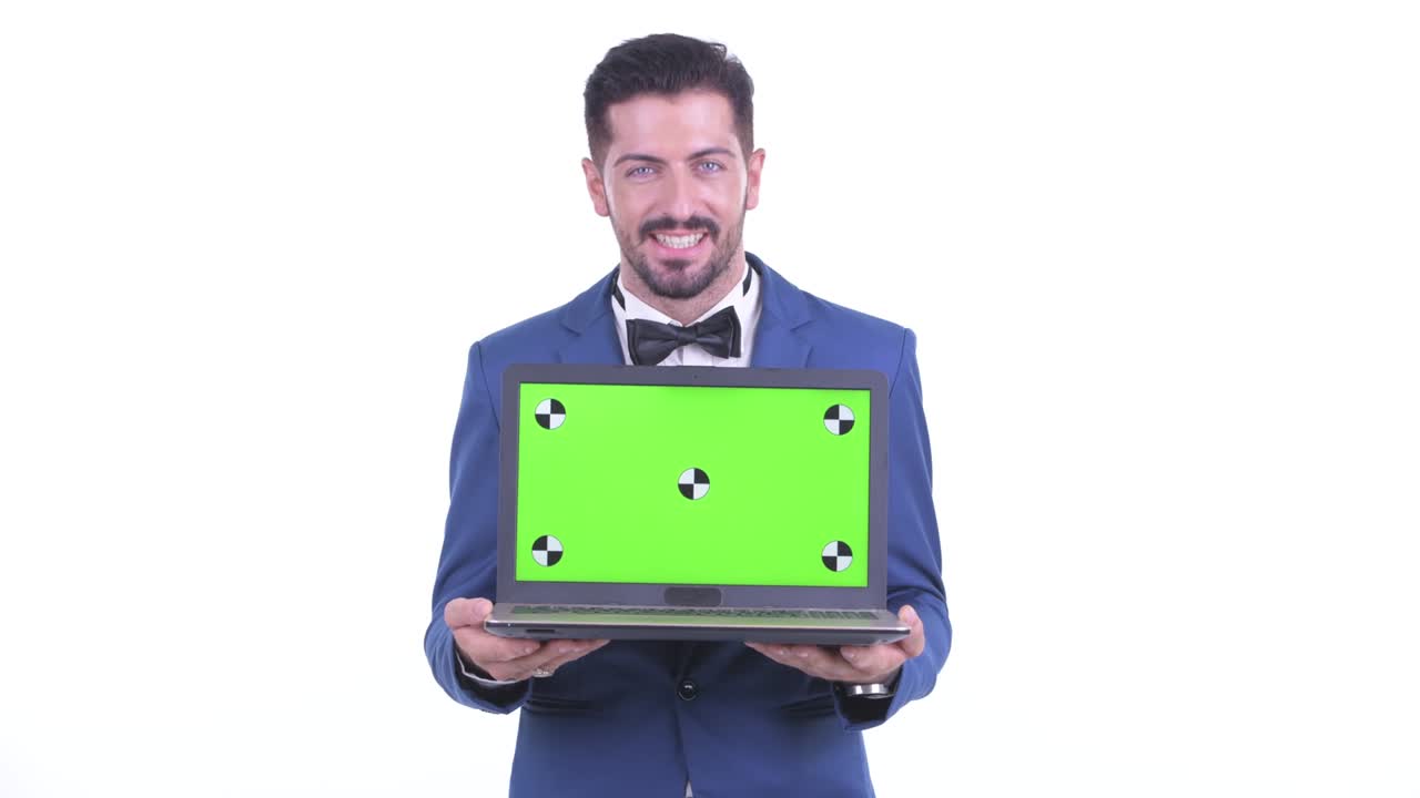 retrato de un hombre de negocios mostrando una computadora portátil con espacio de copia mientras sonríe