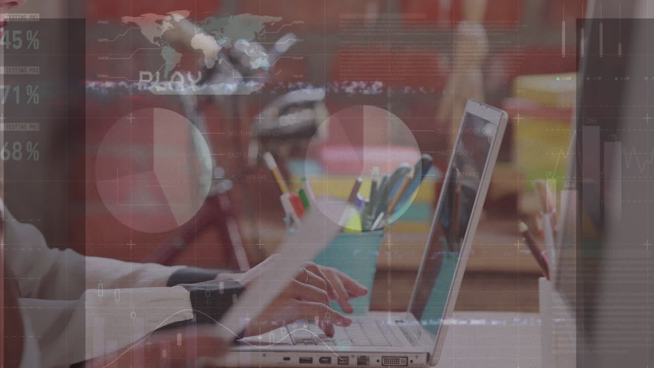 다양한 데이터의 애니메이션과 노트북에서 일하는 다양한 비즈니스 동료의 손을 통해 오류