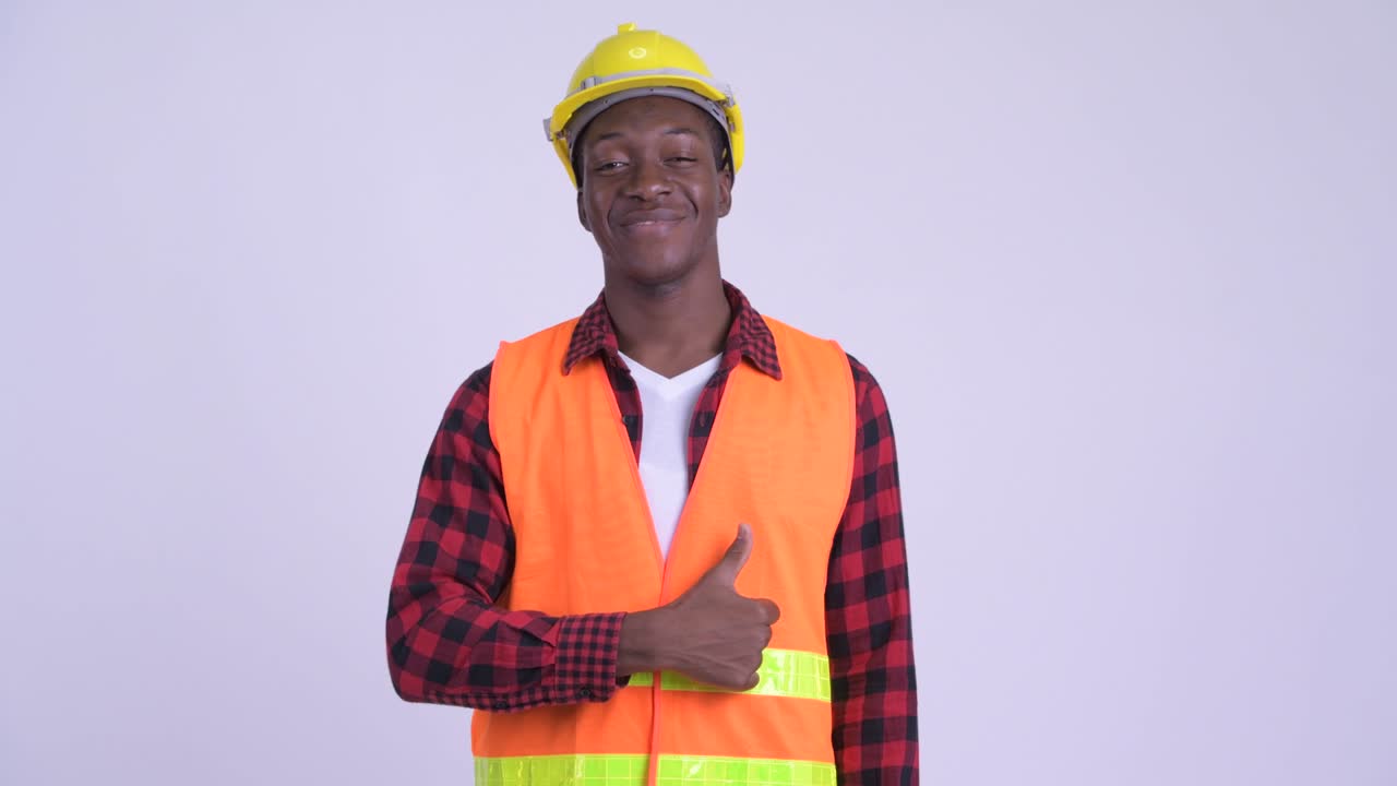 joven y guapo hombre africano trabajador de la construcción