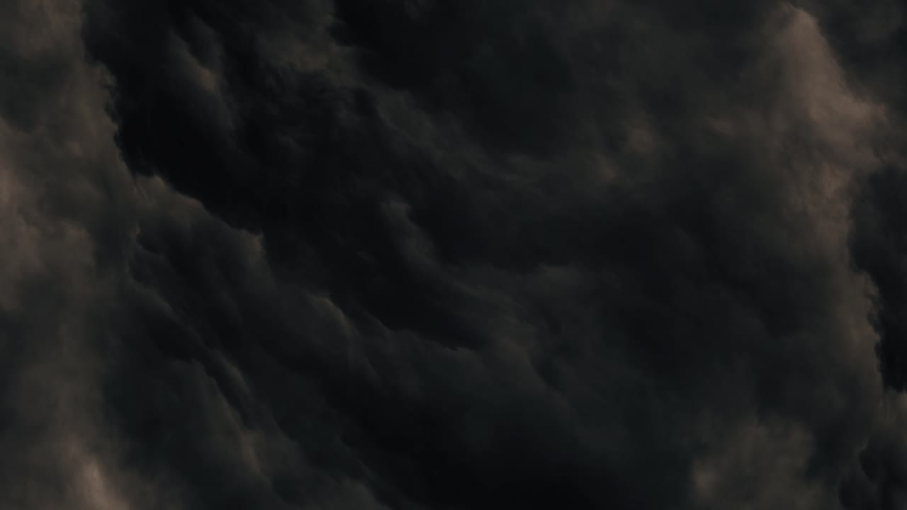 zoom 4k nelle nuvole scure del temporale supercella