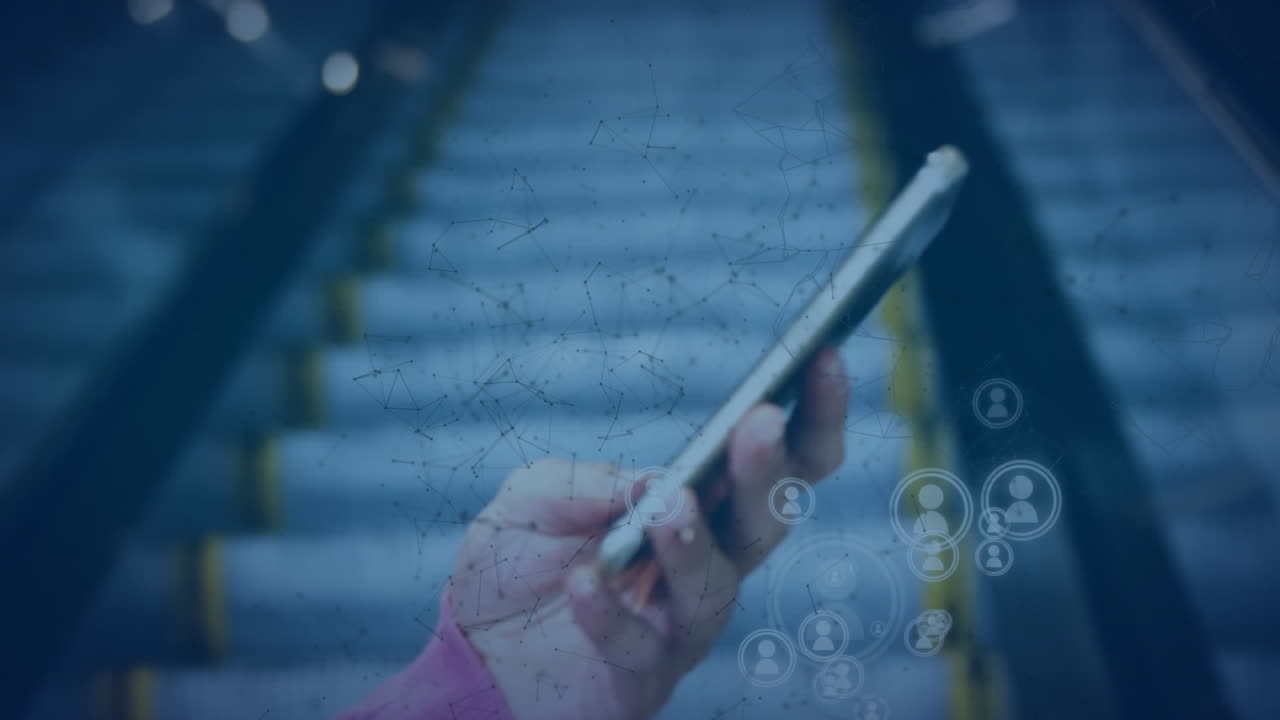 스마트폰을 사용하는 백인 여성에 대한 연결 네트워크와 아이콘의 애니메이션