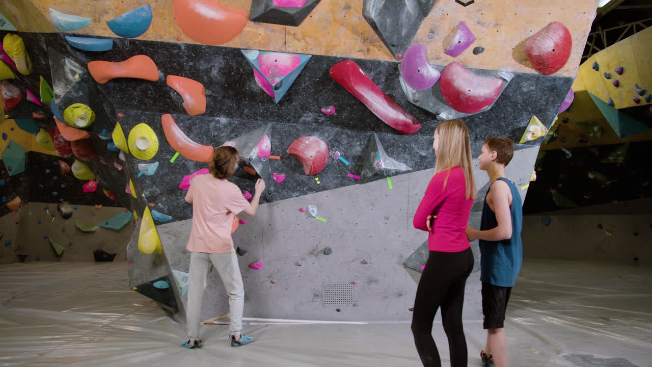 tres amigos en un gimnasio de escalada