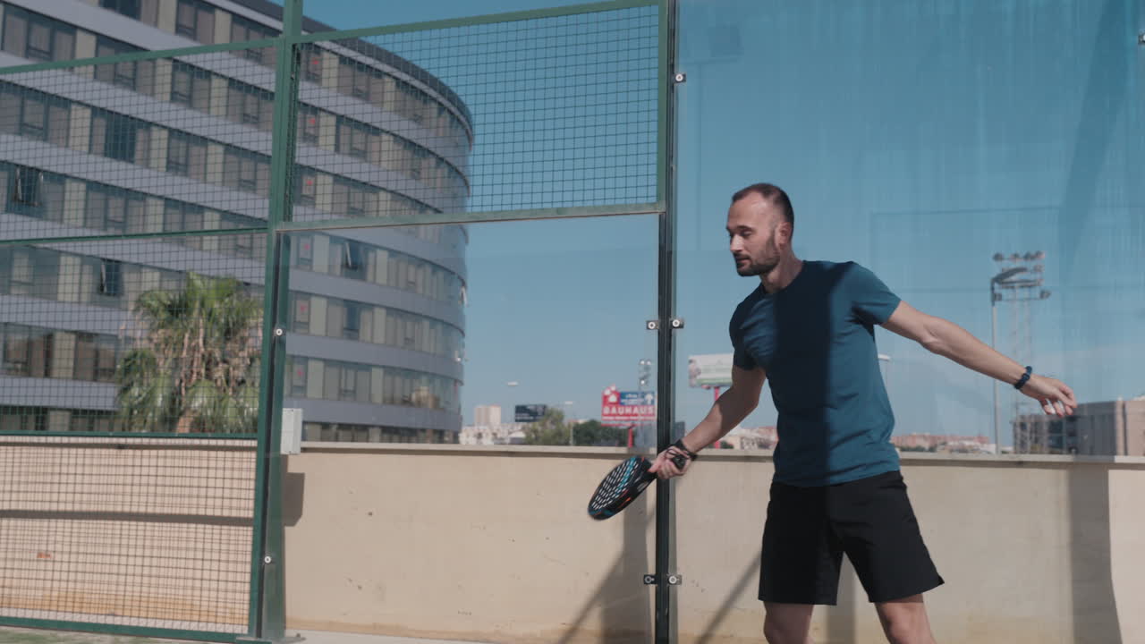 el jugador de tenis de pádel hace un tiro de espalda