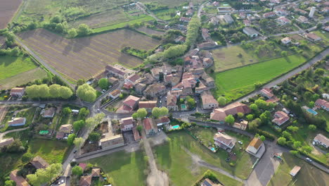 Luftdrohnenaufnahme-über-Dem-Dorf-Campagne-In-Frankreich,-Sonnenuntergang,-Altes-Dorf