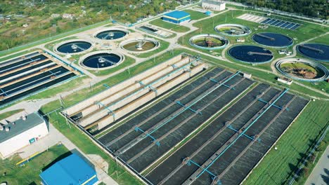 instalación de limpieza de aguas residuales a la luz del día. vista superior