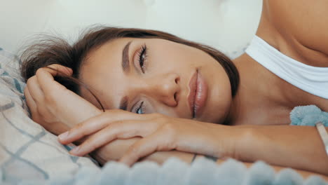 en la cama, mujer feliz y triste