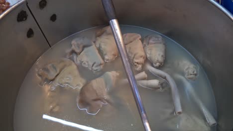 estómago de cerdo cocido lentamente en una olla grande en el documental de la cabina de comida